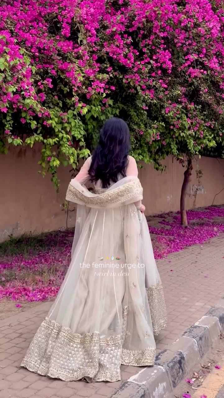 Flowing Silhouette for Royal Look