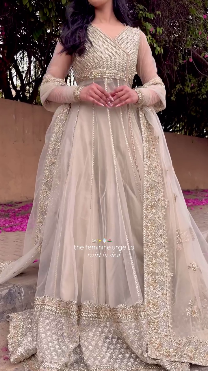 Flowing Silhouette for Royal Look
